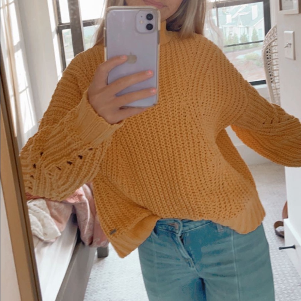 YELLOW HOLLISTER CROPPED SWEATER